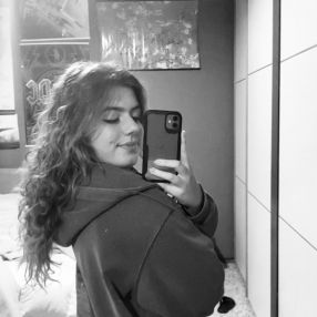 Alice, Babysitter a Mede