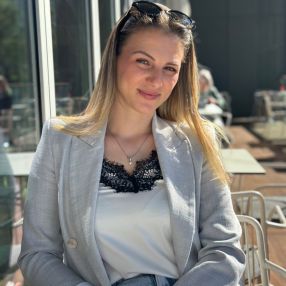 Valona, Babysitter a Merano