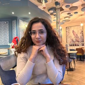 Sahar, Babysitter a Genova