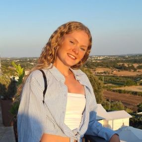 Chiara, Babysitter a Egna