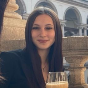 Benedetta, Babysitter a Besnate