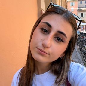 Emma, Babysitter in Russi