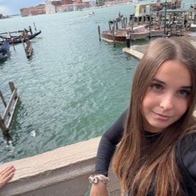 Alessia, Babysitter a Villa di serio