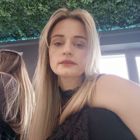 Kristina, Babysitter a Bra