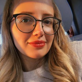 Natasha, Babysitter a Calci
