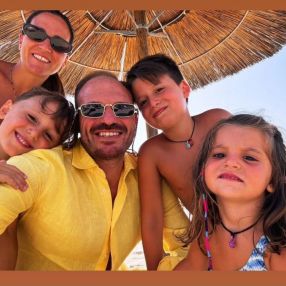 Simona, Famiglia a Napoli