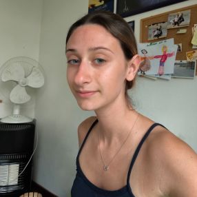 Vittoria, Babysitter a Maniago