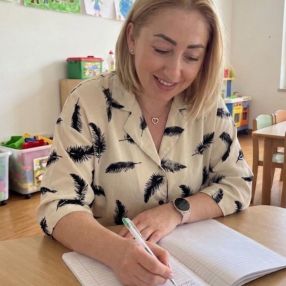 Aurica, Babysitter a Nova Milanese