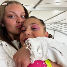 Nicole, Babysitter a Gello