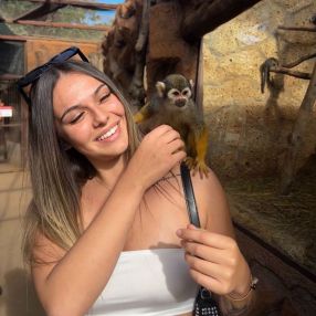 Shakira, Babysitter a Tarquinia