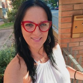 Simona Elvira, Babysitter a Medicina