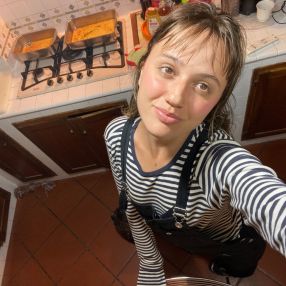 Afra, Babysitter in Sieci