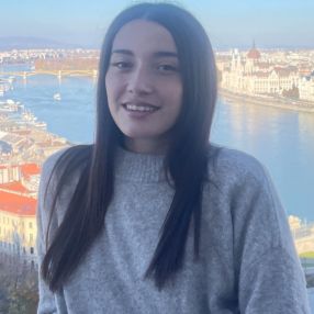 Nina, Babysitter a Passatempo