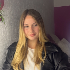 Mariel, Babysitter a Villair