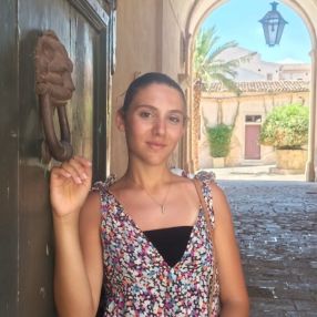 Viola Enrica, Babysitter a Notaresco