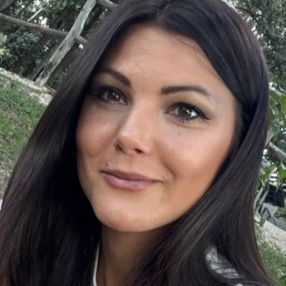 Nadira, Babysitter a Falconara Marittima