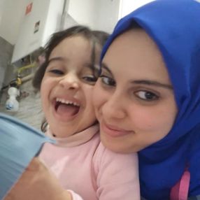 Zeineb, Babysitter a Levate