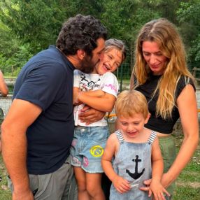 Nicole, Famiglia a Casale
