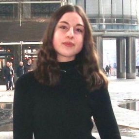Adele, Babysitter a Arona