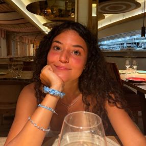 Aurora, Babysitter a Portese