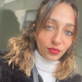 Vittoria, Babysitter a Porto Empedocle