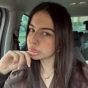 Dalia, Babysitter in Russi
