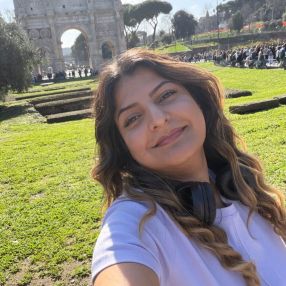 Arifa, Babysitter a Signa