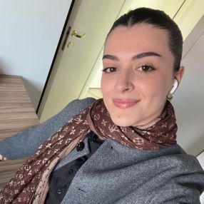 Igla, Babysitter in Opera
