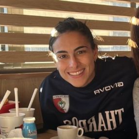 Mayla, Babysitter a Sassari
