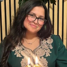 Hajar, Babysitter in Sermide