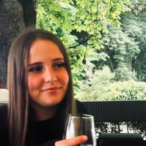 Jovana, Babysitter a Orsago
