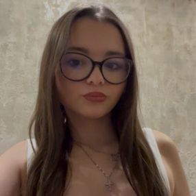 Asia, Babysitter a Collebeato