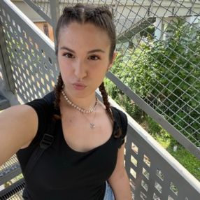 Lara, Babysitter a Nus