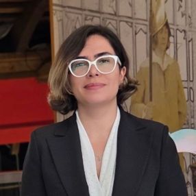 Pardis, Babysitter in Genova