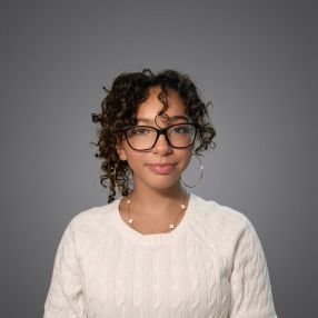 Yasmine, Babysitter a Adro
