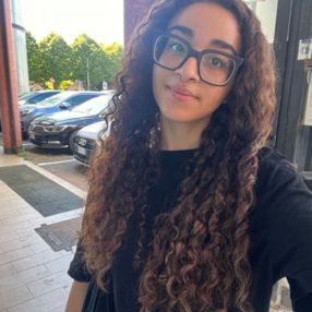 Yasmine, Babysitter a Isola della Scala