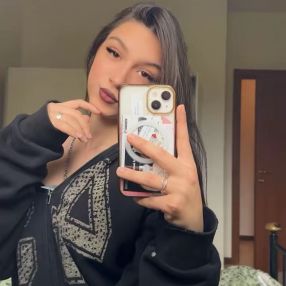 Ambra, Babysitter a Soci