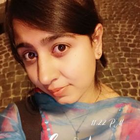 Komal, Babysitter a Cori