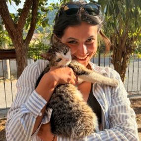 Laura Elena, Babysitter a Villa Raverio