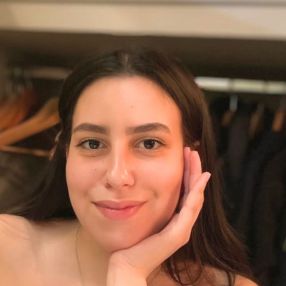 Manal, Babysitter a Formigine