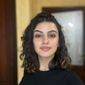 Maya, Babysitter a Serramanna