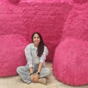 Alina, Niñera en El Pueblito