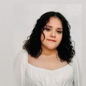 Paola, Niñera en León de los Aldama