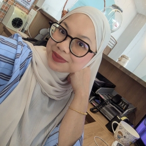 Izzah, Pengasuh di Melaka