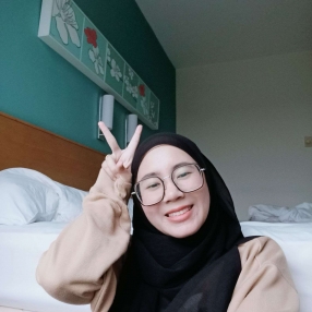 Nur, Babysitter in Sepang