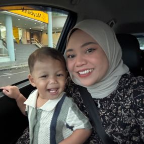 Julia, Keluarga di Jelutong