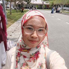 Edrina, Pengasuh di Parit Sulong