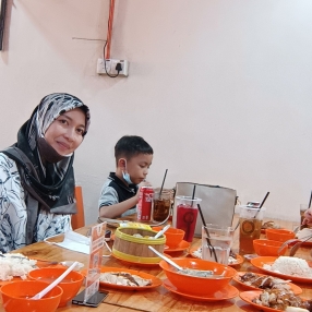Noreliana, Pengasuh di Batu Pahat