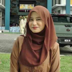 Aina, Pengasuh di Mantin
