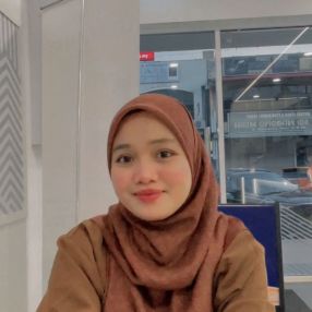 Nur, Pengasuh di Iskandar Puteri